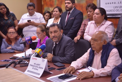 Diputados de Morena en conferencia de prensa aseguraron que la sesión extraordinaria es ilegal y no asistirían como lo han anunciado los diputados priistas, pues desconocen al Diputado Sergio Hernández como Coordinador de la JUCOPO. 