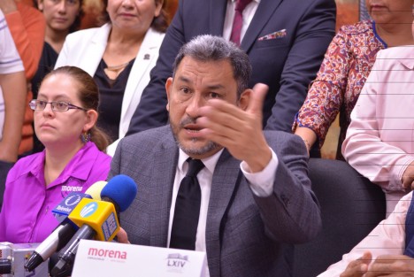Diputados de Morena en conferencia de prensa aseguraron que la sesión extraordinaria es ilegal y no asistirían como lo han anunciado los diputados priistas, pues desconocen al Diputado Sergio Hernández como Coordinador de la JUCOPO. 
