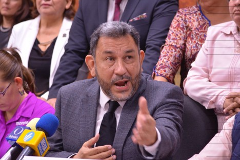 Diputados de Morena en conferencia de prensa aseguraron que la sesión extraordinaria es ilegal y no asistirían como lo han anunciado los diputados priistas pues desconocen al Diputado Sergio Hernández como Coordinador de la JUCOPO. 