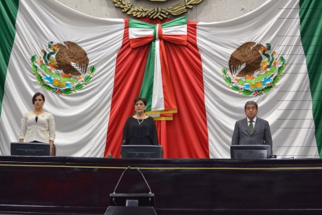 En medio de protestas, mantas, un público impaciente y ausencias de diputados de diversas fracciones comenzó la sesión solemne del Congreso del Estado, para continuar posteriormente con la sesión extraordinaria, donde se sacaron diversos puntos de la orden del día.