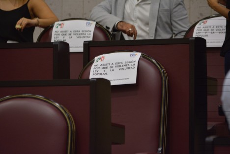 En medio de protestas, mantas, un público impaciente y ausencias de diputados de diversas fracciones comenzó la sesión solemne del Congreso del Estado, para continuar posteriormente con la sesión extraordinaria, donde se sacaron diversos puntos de la orden del día.