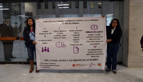 Aunque grupos a favor del aborto aseguran preocuparse por la salud de las mujeres, algunas de ellas se presentaron en el Palacio Legislativo con una manta donde recomiendan un método abortivo, mismo que podría poner en riesgo la vida de quienes lo practiquen, a más de recomendar ocultar información a los médicos.