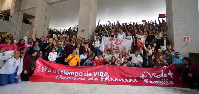 Integrantes de diferentes asociaciones civiles y religiosas festejaron que no se aprobara la interrupción del embarazo;  con mantas y gritos de apoyo celebraron antes y después de discutido ese punto del día.