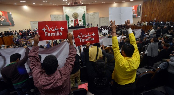 Integrantes de diferentes asociaciones civiles y religiosas festejaron que no se aprobara la interrupción del embarazo;  con mantas y gritos de apoyo celebraron antes y después de discutido ese punto del día.