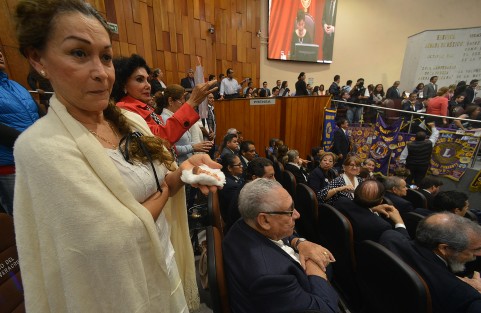 Integrantes de diferentes asociaciones civiles y religiosas festejaron que no se aprobara la interrupción del embarazo;  con mantas y gritos de apoyo celebraron antes y después de discutido ese punto del día.