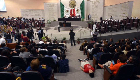  Ante la posesión por parte de diputados del PAN y aliados, del Congreso local,  la sesión de este jueves, se tornó aburrida, tanto que muchos asistentes se durmieron.
