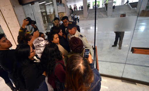 Grupos pro aborto se fueron muy enojados y criticaron la postura de los legisladores.
