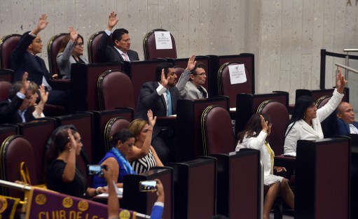 Ante las ausencia de las bancadas del PRI y MORENA en el Congreso de Veracruz, panistas, perredistas, uno verde y el de la Nueva Alianza, bien y-unidos, quedaron aprobadas las comisiones así como la mesa directiva para las próximas sesiones.