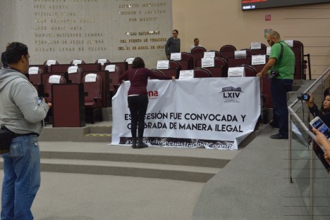 Como ya estaba previsto, en la sesión extraordinaria de este jueves en el Congreso del Estado, hizo crisis la serie de medidas autoritarias que han venido siendo puestas en práctica por parte del coordinador de la bancada panista y presidente de la Junta de Coordinación Política, Sergio Hernández Hernández cuando los diputados y diputadas de los grupos legislativos del PRI, Juntos por Veracruz y Morena por su parte, decidieron no asistir ni participar en las dos sesiones convocadas para este día, por considerar que fueron hechas de manera ilegal.