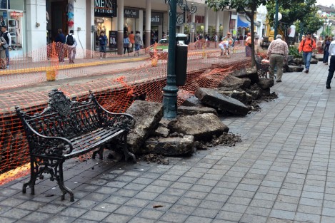 El Ayuntamiento de Xalapa pone a disposición de los especialistas del Instituto Nacional de Antropología e Historia (INAH) las piedras de cantería encontradas durante las excavaciones realizadas para sustituir la infraestructura hidráulica y sanitaria de la calle Juan de la Luz Enríquez, informó el Director de Obras Públicas, Fernando Francisco Velasco Montiel.
