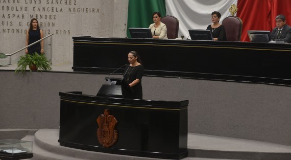 La LXIV Legislatura del Estado de Veracruz llevó a cabo la Sesión Solemne con motivo del Centenario de la Constitución Política del Estado de Veracruz de Ignacio de la Llave, en la que la presidenta de la Comisión Especial para los Festejos del Centenario de la Constitución Política de los Estados Unidos Mexicanos de 1917, Cinthya Lobato Calderón reconoció que los ciudadanos tienen una herencia que refleja la democracia, la igualdad y la humanidad veracruzana.