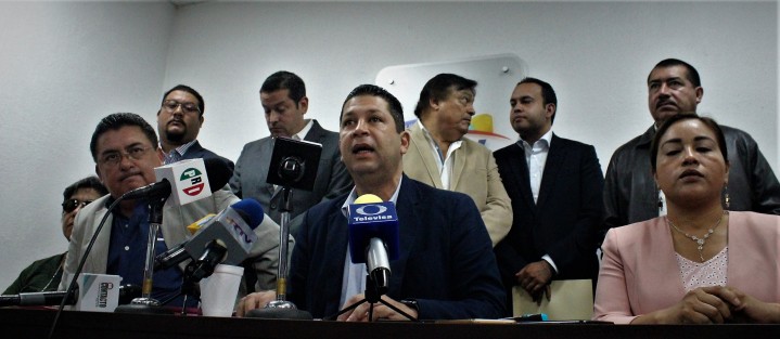 En conferencia de prensa, el coordinador del Grupo Legislativo Mixto Juntos por Veracruz, Fernando Kuri Kuri, dio a conocer que en protesta y para no convalidar con una mayor ilegalidad los acuerdos que se tomaron este día en el Congreso, su bancada no asistió a la Sesión Extraordinaria por considerarla ilegal.