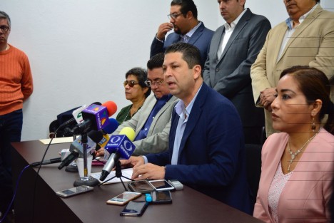 Kuri Kuri recordó que el pasado 19 de septiembre se determinó un receso legislativo en la sesión permanente y Acción Nacional reinició la sesión llamando a un diputado adicional de su bancada, la cual sólo puede tener 4 diputados en sesión de conformidad a los acuerdos establecidos previamente para su integración, sin que estuvieran los diputados de Juntos por Veracruz, PRI y Morena, por lo que desconocen los acuerdos ahí tomados.