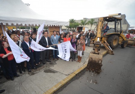 Con un amplio reconocimiento a las familias xalapeñas y a los empresarios que con generosidad contribuyen al desarrollo y crecimiento de su ciudad, el alcalde Américo Zúñiga Martínez dio el banderazo de inicio de la pavimentación con concreto hidráulico de la avenida Chedraui Caram.