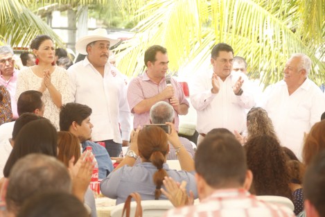 El senador José Yunes Zorrilla sostuvo un encuentro con el dirigente de la CNC en Veracruz, Juan Carlos Molina Palacios y con integrantes de agrupaciones campesinas adheridas al PRI.