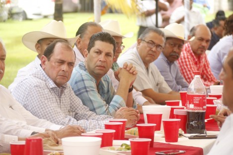 También asistieron algunos diputados locales y algunos funcionarios de otros municipios, como la síndica de Xalapa, Michelle Servín. 