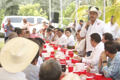 También asistieron algunos diputados locales y algunos funcionarios de otros municipios, como la síndica de Xalapa, Michelle Servín. 