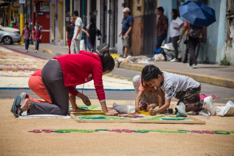 En el pueblo mágico de Coatepec se elaboraron alfombras multicolor de aserrín en honor a San Jerónimo, cuya fiesta se celebra el 30 de septiembre. 