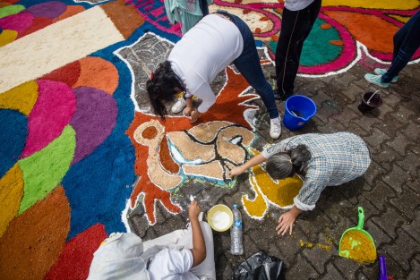En el pueblo mágico de Coatepec se elaboraron alfombras multicolor de aserrín en honor a San Jerónimo, cuya fiesta se celebra el 30 de septiembre. 