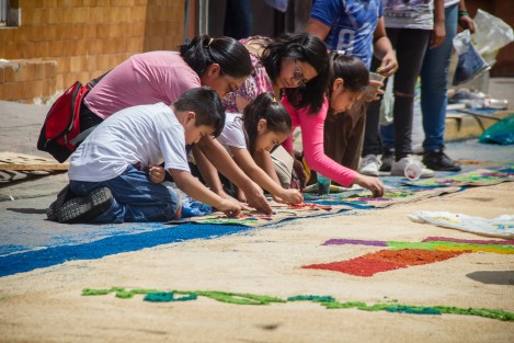 En el pueblo mágico de Coatepec se elaboraron alfombras multicolor de aserrín en honor a San Jerónimo, cuya fiesta se celebra el 30 de septiembre. 