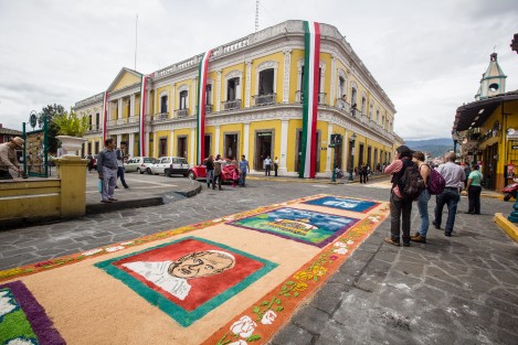 En el pueblo mágico de Coatepec se elaboraron alfombras multicolor de aserrín en honor a San Jerónimo, cuya fiesta se celebra el 30 de septiembre. 
