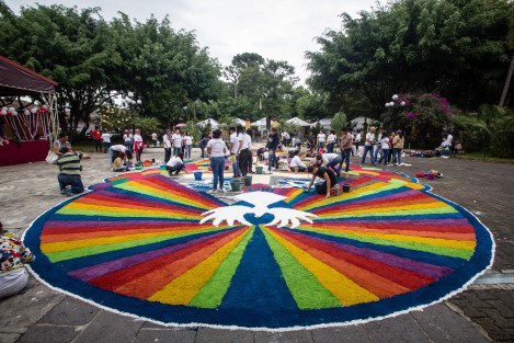 En el pueblo mágico de Coatepec se elaboraron alfombras multicolor de aserrín en honor a San Jerónimo, cuya fiesta se celebra el 30 de septiembre. 
