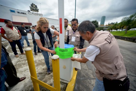  La mañana de este viernes, la Subdirección de Comercio del Ayuntamiento de Xalapa aplicó la clausura permanente de la actividad económica de estacionamiento en Plaza Ánimas, debido a que no cuenta con la Cédula de Empadronamiento para realizarla.