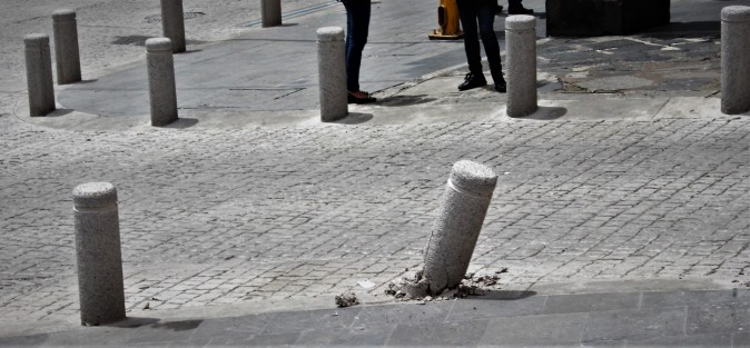 Ni la inauguración esperaron los proveedores de los comercios del centro para comenzar a llevarse los postes que delimitan las banquetas en el Centro Histórico de Xalapa. En la esquina de Enríquez y Revolución quedó estrecho y ellos pasan a sus anchas. 