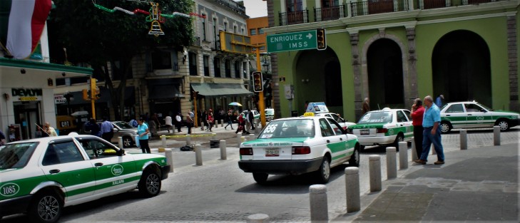 Debido a las obras en el Centro Histórico a Tránsito se le ocurrió apagar los semáforos sin poner permanentes agentes que controlen el tráfico.  Los peatones son los más perjudicados. 