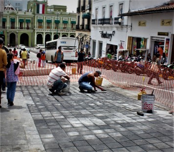 Continúan las obras en el Centro Histórico de Xalapa, la banqueta de Lucio que habían dejado a medias mientras pasaban las fiestas patrias, ya tienen bancas y próximamente arbolitos. 