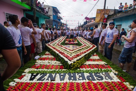 Esta tarde se llevó a cabo la tradicional Bajada de los arcos en Coatepec, los cuales son cargados por hombres y niños hasta llegar a ser colocados en la iglesia de San Jerónimo y en las demás iglesias de este pueblo mágico.