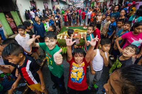 Esta tarde se llevó a cabo la tradicional Bajada de los arcos en Coatepec, los cuales son cargados por hombres y niños hasta llegar a ser colocados en la iglesia de San Jerónimo y en las demás iglesias de este pueblo mágico.