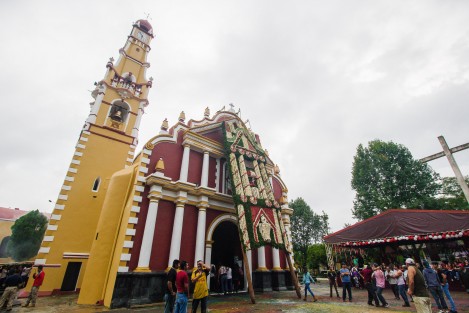 Esta tarde se llevó a cabo la tradicional Bajada de los arcos en Coatepec, los cuales son cargados por hombres y niños hasta llegar a ser colocados en la iglesia de San Jerónimo y en las demás iglesias de este pueblo mágico.