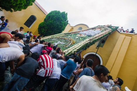 Esta tarde se llevó a cabo la tradicional Bajada de los arcos en Coatepec, los cuales son cargados por hombres y niños hasta llegar a ser colocados en la iglesia de San Jerónimo y en las demás iglesias de este pueblo mágico.