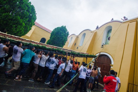 Esta tarde se llevó a cabo la tradicional Bajada de los arcos en Coatepec, los cuales son cargados por hombres y niños hasta llegar a ser colocados en la iglesia de San Jerónimo y en las demás iglesias de este pueblo mágico.