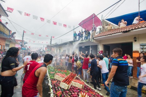 Esta tarde se llevó a cabo la tradicional Bajada de los arcos en Coatepec, los cuales son cargados por hombres y niños hasta llegar a ser colocados en la iglesia de San Jerónimo y en las demás iglesias de este pueblo mágico.