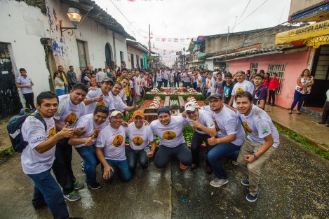 Esta tarde se llevó a cabo la tradicional Bajada de los arcos en Coatepec, los cuales son cargados por hombres y niños hasta llegar a ser colocados en la iglesia de San Jerónimo y en las demás iglesias de este pueblo mágico.