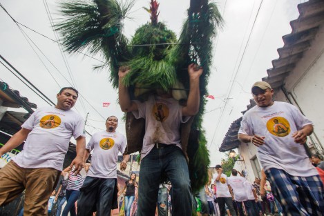 Esta tarde se llevó a cabo la tradicional Bajada de los arcos en Coatepec, los cuales son cargados por hombres y niños hasta llegar a ser colocados en la iglesia de San Jerónimo y en las demás iglesias de este pueblo mágico.