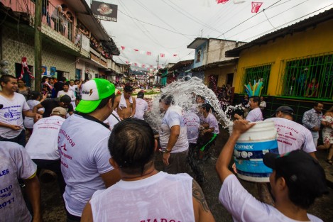 Esta tarde se llevó a cabo la tradicional Bajada de los arcos en Coatepec, los cuales son cargados por hombres y niños hasta llegar a ser colocados en la iglesia de San Jerónimo y en las demás iglesias de este pueblo mágico.