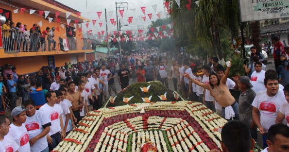 Con un fuerte aguacero iniciaron las festividades de San Jerónimo, en Coatepec, que partieron de la zona conocida como Los Carriles con la tradicional bajada de los arcos fabricados en los distintos barrios, hasta llegar al centro histórico del Pueblo Mágico.