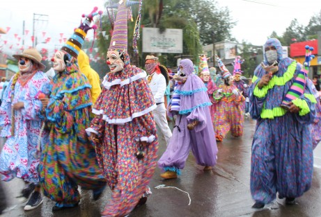 Con un fuerte aguacero iniciaron las festividades de San Jerónimo, en Coatepec, que partieron de la zona conocida como Los Carriles con la tradicional bajada de los arcos fabricados en los distintos barrios, hasta llegar al centro histórico del Pueblo Mágico.