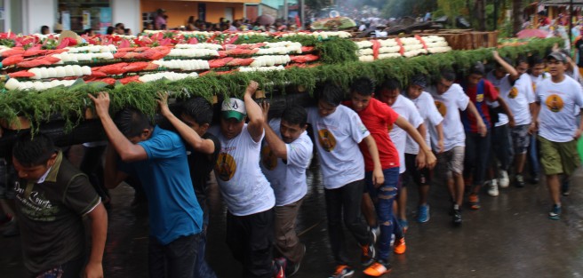 Con un fuerte aguacero iniciaron las festividades de San Jerónimo, en Coatepec, que partieron de la zona conocida como Los Carriles con la tradicional bajada de los arcos fabricados en los distintos barrios, hasta llegar al centro histórico del Pueblo Mágico.