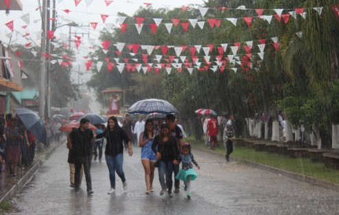 Con un fuerte aguacero iniciaron las festividades de San Jerónimo, en Coatepec, que partieron de la zona conocida como Los Carriles con la tradicional bajada de los arcos fabricados en los distintos barrios, hasta llegar al centro histórico del Pueblo Mágico.
