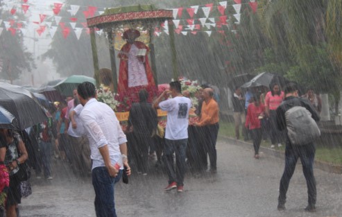 Con un fuerte aguacero iniciaron las festividades de San Jerónimo, en Coatepec, que partieron de la zona conocida como Los Carriles con la tradicional bajada de los arcos fabricados en los distintos barrios, hasta llegar al centro histórico del Pueblo Mágico.