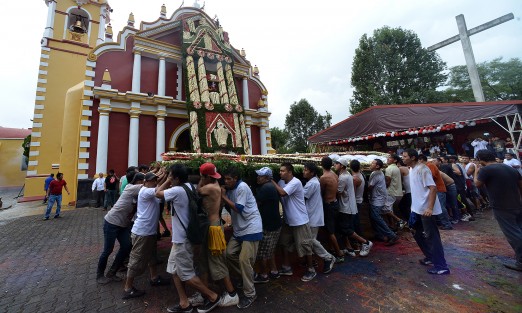 Como cada año se llevó a cabo la tradicional bajada de arcos en el vecino municipio de Coatepec, miles de habitantes y visitantes se dan cita para esta tradición en honor a San Jeronimo.
