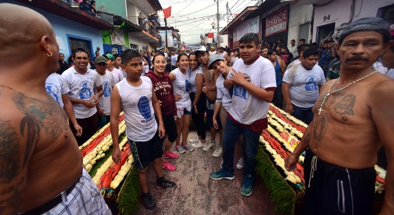 Personas de todas la edades y sexos participan en esta festividad donde lo que llama la atención es que en algunos lugares los arcos y personas son bañados  durante su trayecto hacia la iglesia principal del pueblo.
