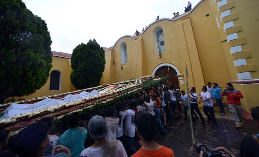 Como cada año se llevó a cabo la tradicional bajada de arcos en el vecino municipio de Coatepec, miles de habitantes y visitantes se dan cita para esta tradición en honor a San Jerónimo.