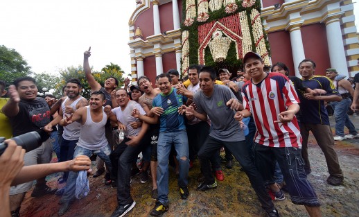 Como cada año se llevó a cabo la tradicional bajada de arcos en el vecino municipio de Coatepec, miles de habitantes y visitantes se dan cita para esta tradición en honor a San Jerónimo.