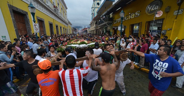 Como cada año se llevó a cabo la tradicional bajada de arcos en el vecino municipio de Coatepec, miles de habitantes y visitantes se dan cita para esta tradición en honor a San Jerónimo.
