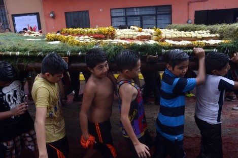 Como cada año se llevó a cabo la tradicional bajada de arcos en el vecino municipio de Coatepec, miles de habitantes y visitantes se dan cita para esta tradición en honor a San Jerónimo.
